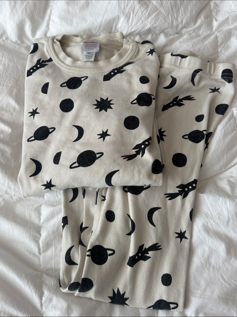 Hanna Andersson Cream Pajama Set with Black Space Print